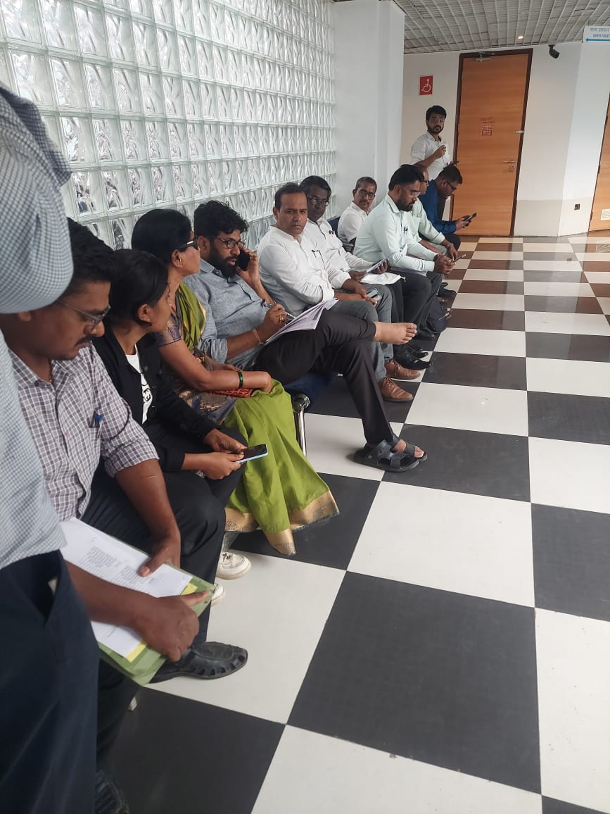 जनतेसाठी कधीही, कुठेही, कसेही...
समस्या घेऊन येणाऱ्या लोकांना भेटणे, त्यांचे ऐकून घेणे व अधिकाऱ्यांना लगेच फोन लावून समस्या सोडवून देणे हीच बच्चूभाऊ कडू यांची ओळख....
जनतेच्या सेवे साठी आपण आहोत ही भावना मंत्रालयातील अधिकाऱ्यांच्या मनात निर्माण झाल्यास मंत्रालय मधील गर्दी कमी