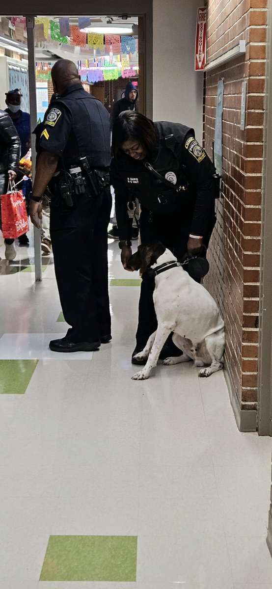 APSWestManor's tweet photo. A visit from a special guest! 🐕‍🦺🐾🐕‍🦺 @APSPolice @DrLWestManor1 @ib_manor https://t.co/WJ5r0bCdM7