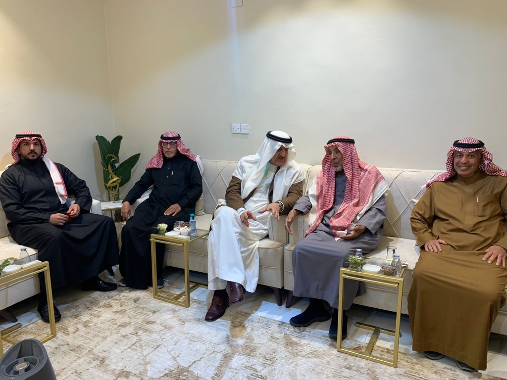 shaqra1's tweet photo. سعادة محافظ شقراء يزور الشيخ / إبراهيم الدوسري   

نايف الصفق  - شقراء 

 زار محافظ شقراء سعادة الأستاذ عادل بن عبدالله البواردي مساء يوم الأربعاء الموافق  ٢٨/ ٦/ ١٤٤٥هـ 
الشيخ إبراهيم بن حمد الدوسري المعلم السابق ، حيث كان في استقباله في منزله برفقة أبناءه حمد وسلطان، وأخيه عبدالرحمن ، وأبن أخته عبدالعزيز الدوسري، 
حضر الزيارة مدير الأحوال المدنية الأستاذ / فهد البصيري ، والأستاذ عثمان العارضي  .  
تأتي هذه الزيارة في إطار تواصل سعادة المحافظ مع أفراد المجتمع ، حيث دار الحديث حول ما تشهده المحافظة من حراك  إقتصادي وتجاري وسياحي في كافة المجالات مثمنين لسعادة المحافظ ما يقوم به من جهود ومتابعته الدائمه وحرصه على رفع درجات الإتقان والتميز في تنفيذ كافة المشاريع . 
وقد أعرب الشيخ إبراهيم الدوسري عن تقديره وشكره لسعادة المحافظ على هذه الزيارة .