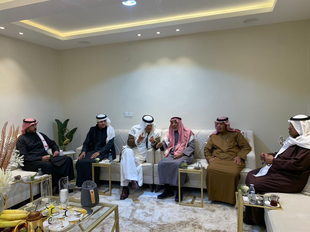 shaqra1's tweet photo. سعادة محافظ شقراء يزور الشيخ / إبراهيم الدوسري   

نايف الصفق  - شقراء 

 زار محافظ شقراء سعادة الأستاذ عادل بن عبدالله البواردي مساء يوم الأربعاء الموافق  ٢٨/ ٦/ ١٤٤٥هـ 
الشيخ إبراهيم بن حمد الدوسري المعلم السابق ، حيث كان في استقباله في منزله برفقة أبناءه حمد وسلطان، وأخيه عبدالرحمن ، وأبن أخته عبدالعزيز الدوسري، 
حضر الزيارة مدير الأحوال المدنية الأستاذ / فهد البصيري ، والأستاذ عثمان العارضي  .  
تأتي هذه الزيارة في إطار تواصل سعادة المحافظ مع أفراد المجتمع ، حيث دار الحديث حول ما تشهده المحافظة من حراك  إقتصادي وتجاري وسياحي في كافة المجالات مثمنين لسعادة المحافظ ما يقوم به من جهود ومتابعته الدائمه وحرصه على رفع درجات الإتقان والتميز في تنفيذ كافة المشاريع . 
وقد أعرب الشيخ إبراهيم الدوسري عن تقديره وشكره لسعادة المحافظ على هذه الزيارة .