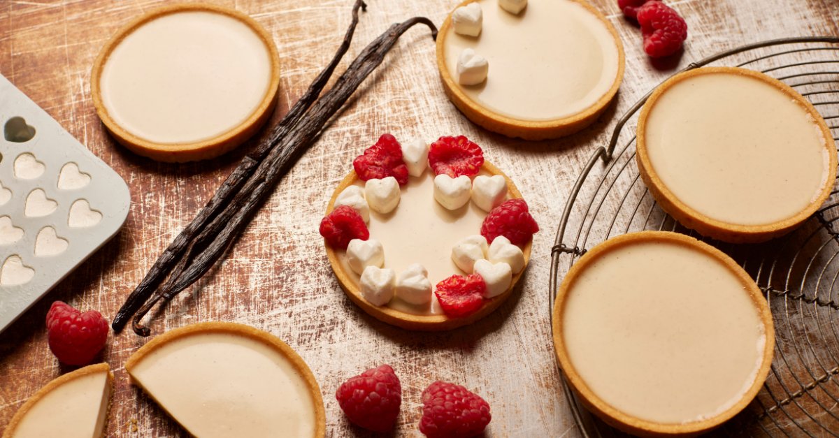 This Valentine's Day indulge your diners with a delightful vanilla pannacotta tart by @SamanthaRain24 💘 She used ingredients like @sosaingredients' instagel and propannacotta, and @prova_gourmet's Madagascan vanilla pods! Find the recipe hubs.ly/Q02g7sq30 #hbingredients