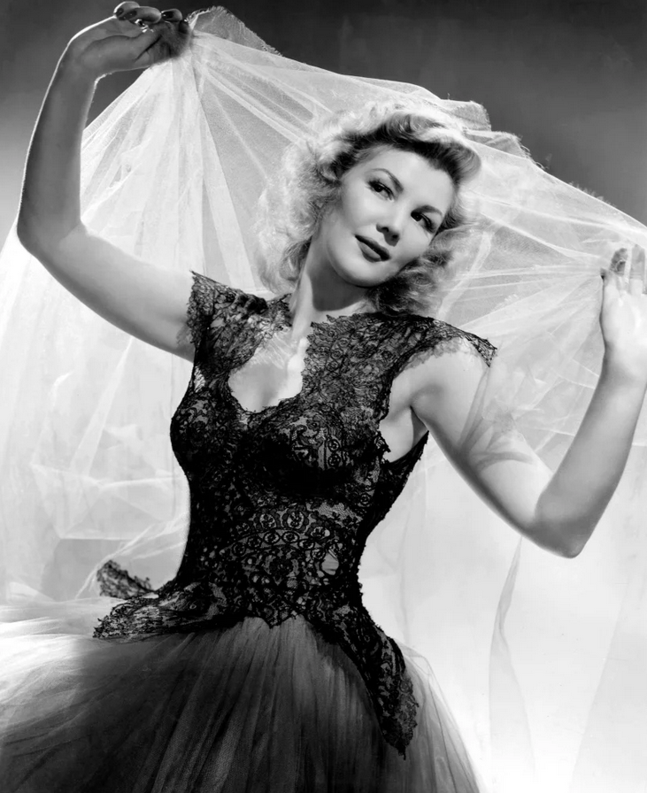 WAGongaware's tweet photo. Veda Ann Borg #BOTD 1915
"The Shadow" (1940, #MovieSerial)
"Mildred Pierce" (1945)
"Guys and Dolls" (1955)
A Borg you wouldn't mind being assimilated with.
#FilmNoir #muscials https://t.co/s9APB8tx41