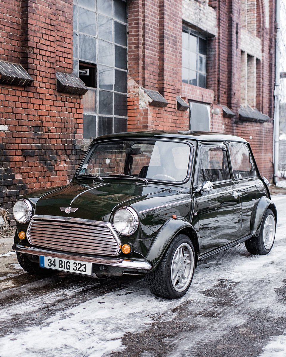 MINI_Turkiye's tweet photo. Klasik Mini ile karşılaşmak her zaman sıcak bir gülümsemeye yol açar.👀🥰  

IG: softgarage

#KlasikMini https://t.co/j7OttxvpeO