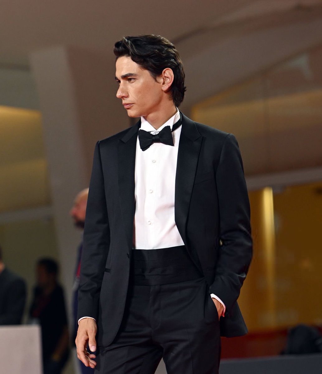 halbrandthinker's tweet image. la belleza de enzo vogrincic tiene que ser estudiada porque es una locura lo hso que es