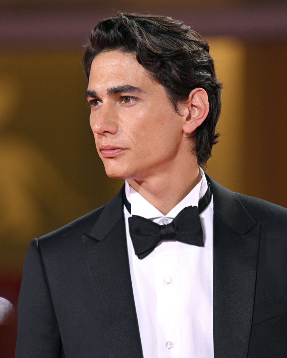 halbrandthinker's tweet image. la belleza de enzo vogrincic tiene que ser estudiada porque es una locura lo hso que es