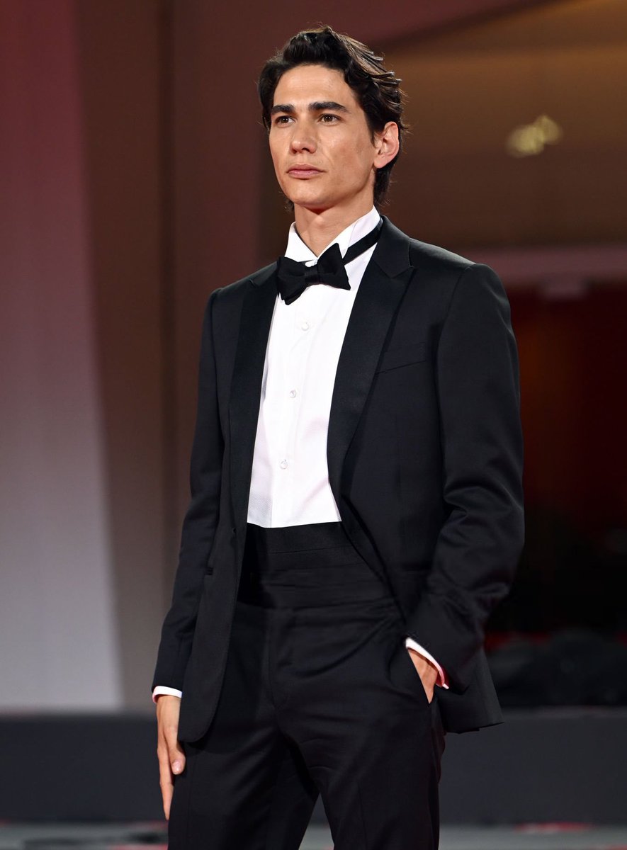 halbrandthinker's tweet image. la belleza de enzo vogrincic tiene que ser estudiada porque es una locura lo hso que es