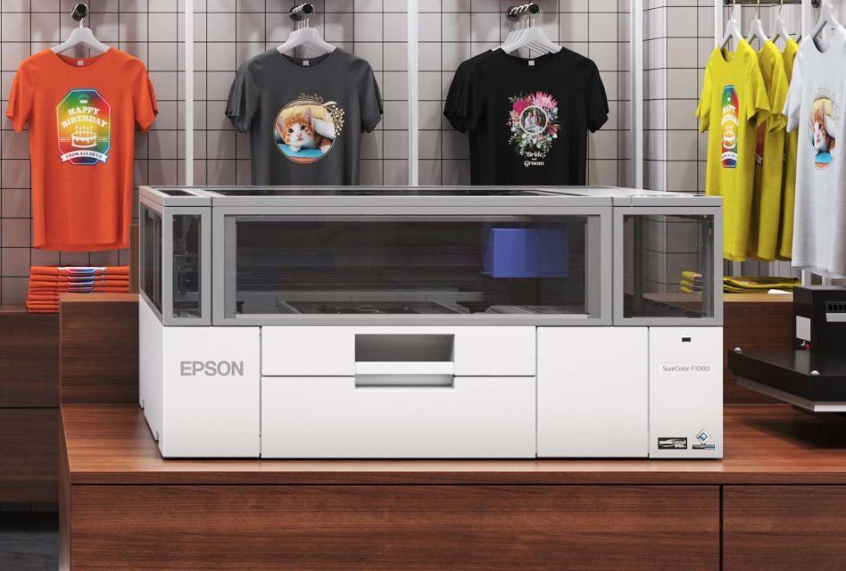 ImagesMagUK's tweet photo. The newly launched SC-F1000 DTG printer from @EpsonUK is an entry-level #DTG printer able to #print directly onto dark and light fabrics due to inclusion of white ink, as well as offering #DTF #printing. https://t.co/8UTWgxuaVG #garmentprinting #dtgprinting #apparelprinting https://t.co/VDDIhm1BeA