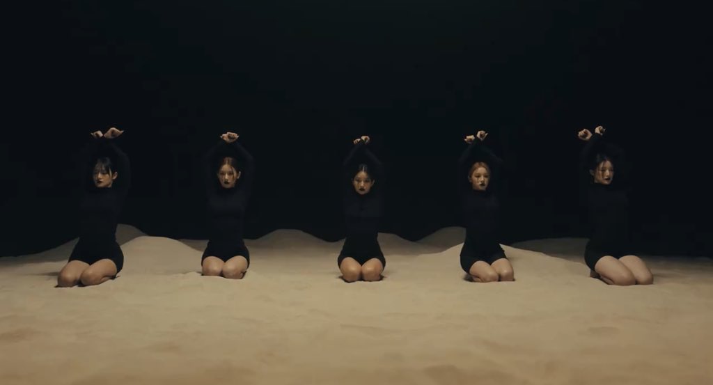 아니 이거 설마.. 다소 무섭고 섬찟한 분위기, 검은 의상과 화장 그리고 무릎을 꿇거나 팔을 구속하고, 마치 교수형처럼 머리를 매다는 걸 보니 이번 앨범의 주제는 ‘죄‘ 인 것 같기도 하다. 
아이들이 다뤄내는 죄는 어떨지 상상하면 오타쿠가되..