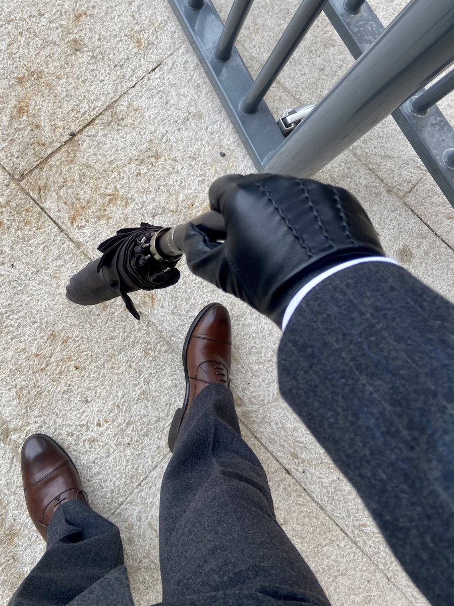 cahellazor's tweet image. Cuir d'agneau noir, doublé de soie. signé André POUJADE