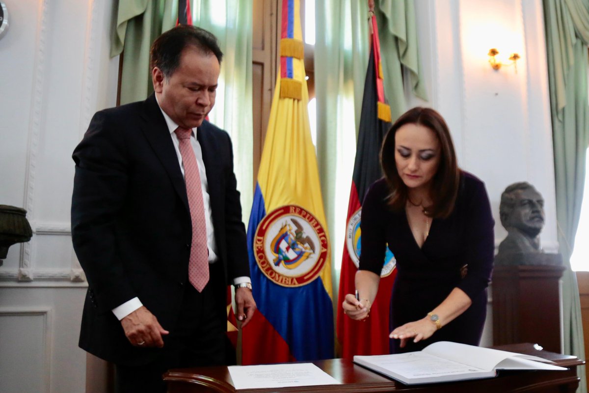 GoberNorte's tweet photo. Ante el gobernador de Norte de Santander, @williamndes_, tomó posesión la dra. Yenny Paola Ospina Gómez, quien fue nombrada Magistrada de la Sala Civil Especializada en Restitución de Tierras del Tribunal Superior del Distrito Judicial de Cúcuta. https://t.co/e2TRUZxvWs