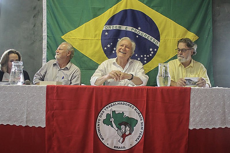 renatajbarreto's tweet photo. O novo ministro da Justiça é o mesmo que, enquanto ministro do STF, participou de evento do MST, onde disse que a “democracia liberal burguesa” está em crise. 

Aos juízes é vedada a manifestação política e a presença em eventos de cunho político-partidário, mas ninguém está nem aí pra isso no Brasil. Pior, o MST já cometeu vários crimes e é validado como um movimento legítimo e ideologicamente alinhado com o novo ministro da Justiça.

Ao comentar o tema do evento na época, que o MST disse ser “reafirmar a defesa da democracia e da participação popular no Brasil”, Ricardo Lewandowski alegou que o que os unia era “uma visão de mundo comum”.

👍🏼🤡