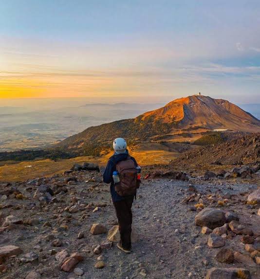 Cuando se busca la cima de la montaña, no se da importancia a las piedras del camino.