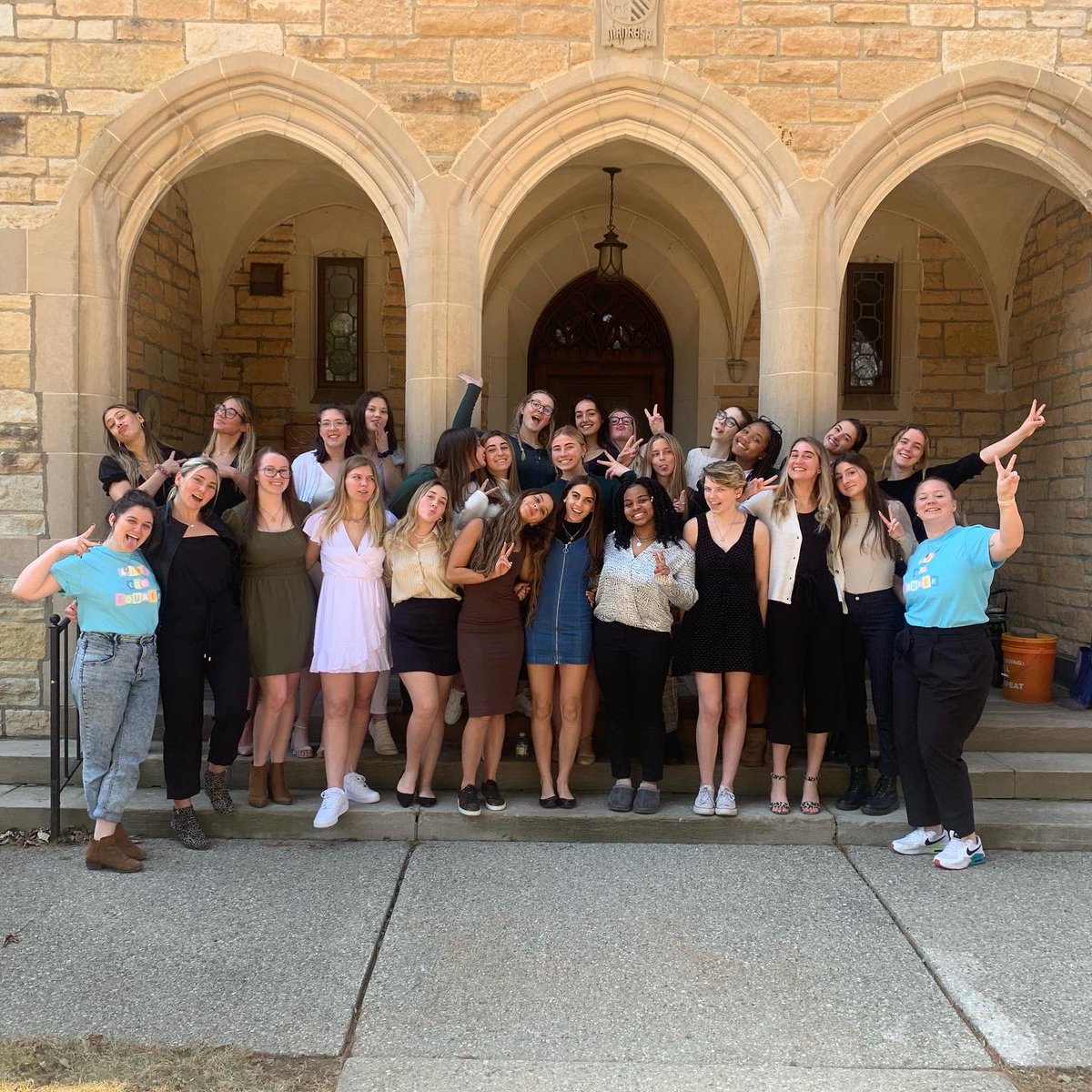 missfrikken's tweet photo. Asking for prayers for our Regina girls and the chaperones as we leave for Kairos V today. 💙 #livethefourth https://t.co/uzVQtN5WY6