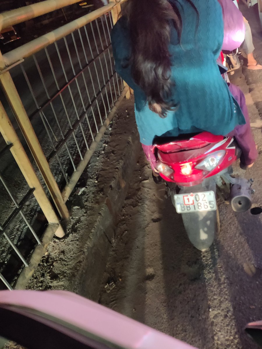 rjun04's tweet image. Saw this yesterday at Madivala signal. Sticker in the middle of the number plate!  @blrcitytraffic