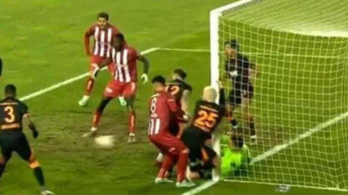 mesutdunya54's tweet photo. @forzagalahell Geçen Seneki Sivas maçındaki Golünüz #Ofsaytımsı https://t.co/RcGRcyROnv