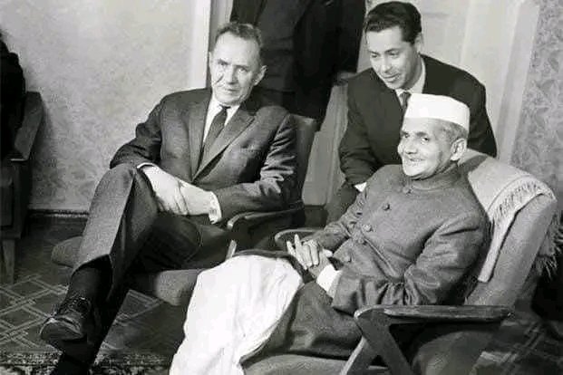 RebornManish's tweet photo. सुपर कम्युनिस्ट लाल बहादुर शास्त्री ..!!!

3 जनवरी 1966 को शास्त्रीजी शांति समाधान के लिए ताशकंद गए. उस समय ताशकंद बहुत ठंडा था। 

रूसी नेता एलेक्सेई कोसीजिन ने महसूस किया कि शास्त्री का कोट मध्य एशिया की बर्फीली सर्द हवाओं से लड़ने के लिए पर्याप्त नहीं था।

कोसिजिन ने शास्त्री जी तो एक रूसी कोट, मित्रता के उपहार के रूप में दिया। 
●●
अगली सुबह, जब देखा कि शास्त्री पुराना खादी कोट पहने हुए थे. उन्होंने पूछा कि क्या उन्हें ओवरकोट पसंद नही आया।

शास्त्रीजी ने बताया- कोट गर्म और बहुत आरामदायक है. उसे मैंने अपने साथ आए एक कर्मचारी को दिया है जो इस यहां पहनने लायक कोट नहीं लाया था।

मैं निश्चित रूप से आपके उपहार का उपयोग ठंडे देशों में भविष्य के दौरे के दौरान करूंगा.’
●●
कोसिजिन ने इस घटना को भारतीय प्रधान मंत्री और पाकिस्तानी राष्ट्रपति के सम्मान में आयोजित एक सांस्कृतिक कार्यक्रम में,  स्वागत भाषण के दौरान सुनाया। 

कोसिजिन ने टिप्पणी की, ‘हम कम्युनिस्ट हैं.. लेकिन प्रधानमंत्री शास्त्री एक "सुपर कम्युनिस्ट" हैं.’
●●
आज शास्त्रीजी का निर्वाण दिवस है। 

जन्मदिन उनका 2 अक्टूबर को होता है। इसका फायदा उठाकर, शास्त्री की शख्सियत से गांधी को ढंकने की कोशिश होती है।

गांधी के जन्मदिन पर कुछ लिखो, तो शास्त्री को का नाम उछालने वाले सारे वही होते हैं, जो नेहरू से सरदार को बेहतर बताते है। 

जो लेफ्टिस्ट सुभाष को गांधी से बेहतर बताते है। जो कम्युनिज्म के आदर्शों से लबरेज, और लेनिन के मुरीद भगतसिंह की मौत के लिए, गांधी पर लांछन लगाते हैं। 

और फिर सारे लोग चौपाल पर खड़े होकर कम्युनिज्म और वामपन्थ को गाली औऱ एब्यूज की तरह इस्तेमाल कर रहे होंगे। देशद्रोही, गद्दार और नक्सली बता रहे होंगे। 
●●
शुरुआत में जेनएयू के परिप्रेक्ष्य में कम्युनिस्ट शब्द को गाली के रूप में देते, भाजपाई सम्बित को कन्हैया के साथ एक डिबेट में देखा था। अब यह एक आम गाली हो चुकी है। 

वो मुद्दा जेनएयू  में गुंडागर्दी, और गुंडों के साथ पुलिस के सहयोग का था। लेकिन दोनो माओ और मुसोलिनी के नाम पर एक दूसरे को दुत्कार रहे थे। 
●●
रास्ट्रवाद मुसोलिनी का ठेका नही, कम्युनिज्म माओ का ठेका नही, समाजवाद हिट्लर का ठेका नही, 

हिंदुत्व आरएसएस का ठेका नही। 

दुनिया ने राष्ट्रवाद को गांधी के नजरिये से देखा है। हमने समाजवाद लोहिया के नजरिये से देखा है। और उस रात, रशिया ने कम्युनिज्म को लाल बहादुर शास्त्री के नजरिये से देखा।  

यही बेसिक फर्क है। 
नजर का.. नजरिये का 

और आइकन का ..

इसलिए तो उस दिन कोसिजिन को कहना पड़ा-  कि हम कम्युनिस्ट हैं, लेकिन प्रधानमंत्री शास्त्री.. 

वे "सुपर कम्युनिस्ट" है।