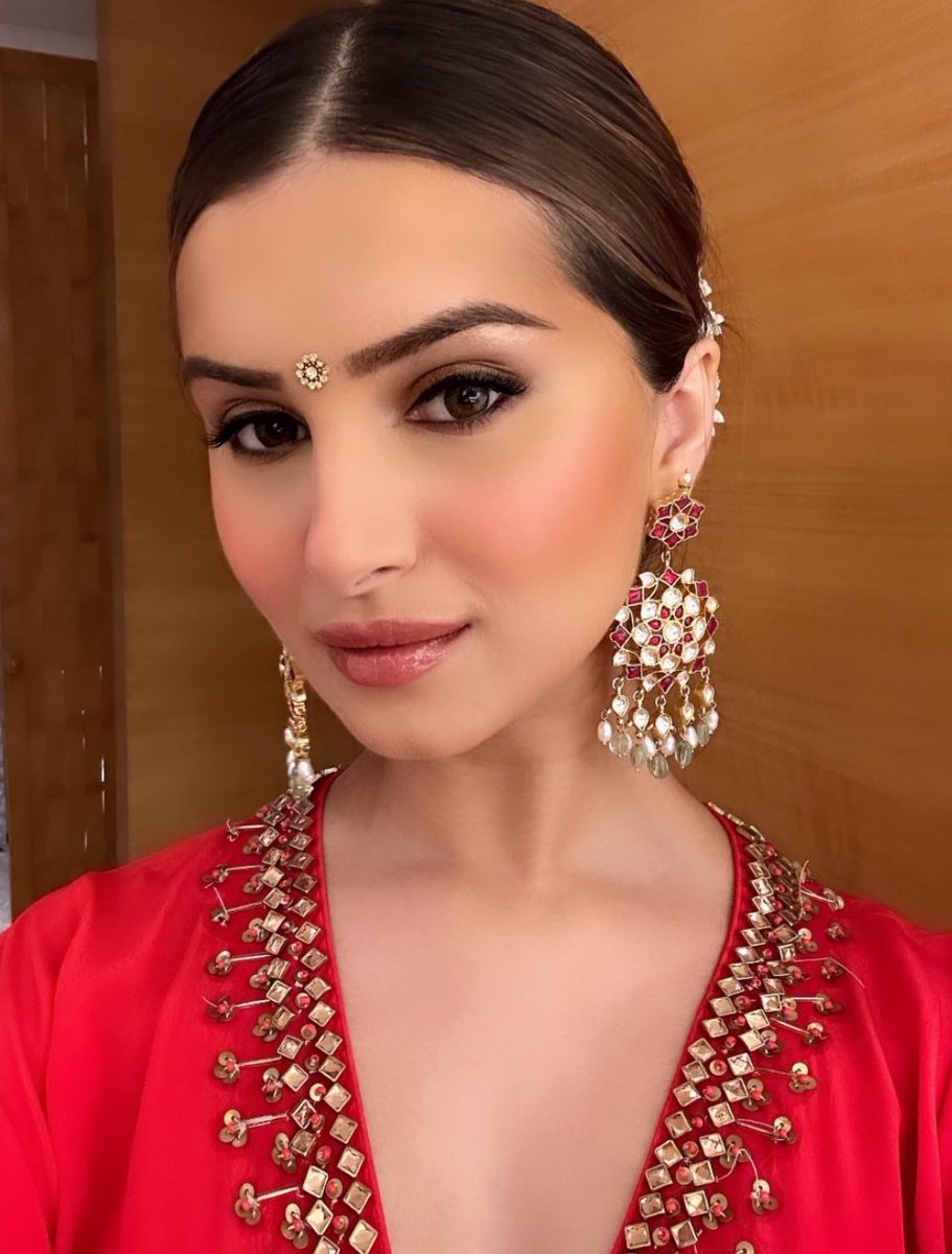 lady in red
#TaraSutaria