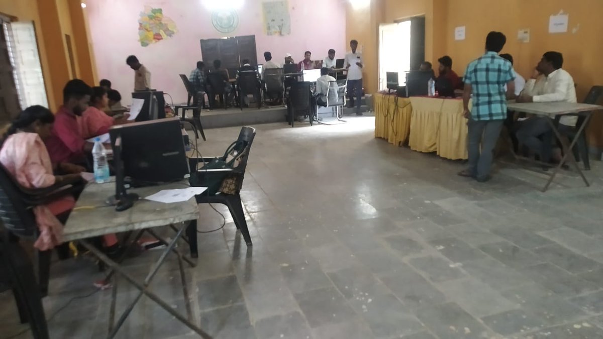 KBAsfJpsOps's tweet photo. @TelanganaCMO @aclb_kb @Collector_KB @mpponguleti
గ్రామసభలు పెట్టింది, అప్లికేషన్లు నింపించి తీసుకున్నది మేము ఆఖరికి oneline చేస్తుంది మేమే అయిన మమ్మల్న�� గుర్తించే వారే లేరా?
మా కష్టాన్ని గుర్తించకున్న పర్వాలేదు కానీ మా కష్టాన్ని వేరే వారి ఖాతాలో వేయడమేంది?
#పంచాయతీరాజ్ https://t.co/IAYT1q4PAu