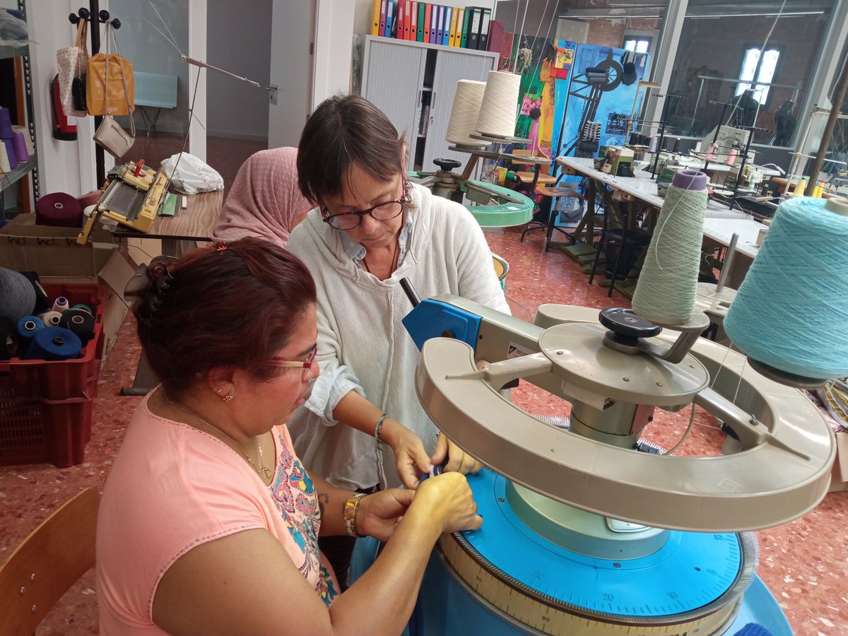 UNA DESENA DE DONES PARTICIPEM A CARITAS EN UN PROJECTE DE FORMACIÓ TÈXTIL PER MILLORAR LA SEVA OCUPABILITAT

Des del passat 12 de setembre des de Càritas Arxiprestal Anoia-Segarra una desena de dones han participat del curs de Confecció amb màquina