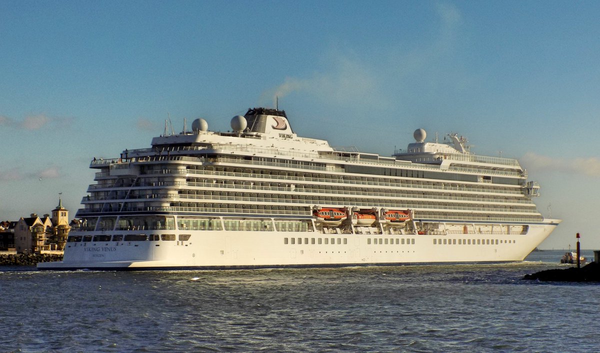 @VikingCruises 'Viking Venus' departing @PortsmouthPort bound for Tilbury (11/01/24)

@mikesellersPIP @portsmouthnews