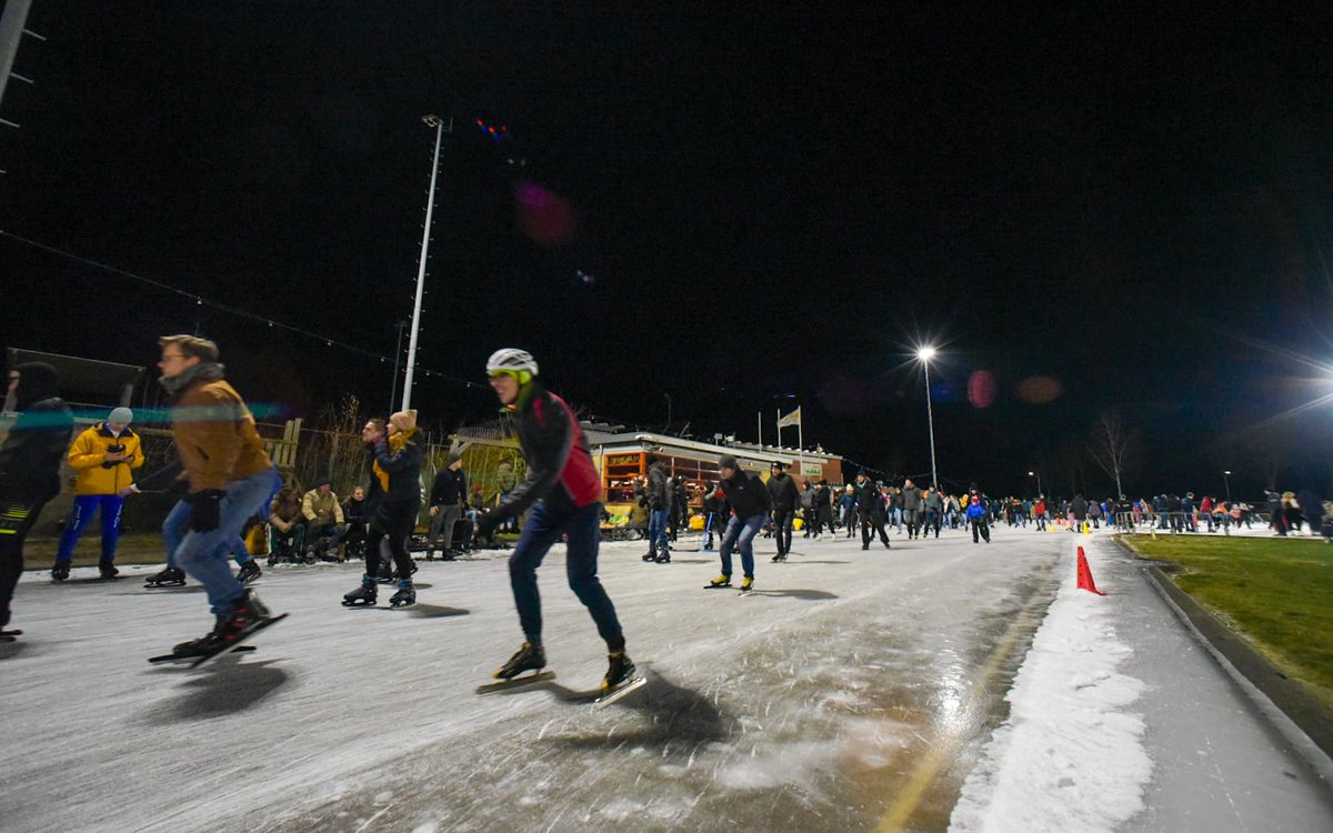 De ijskwaliteit gaat achteruit, maar wie wil is welkom om gratis te komen schaatsen vanaf 19.00 uur tot 21.30 (of eerder indien het ijs te slecht wordt). De schaatsverhuur en bar zijn gewoon geopend.

Foto van Lolke Bergsma.