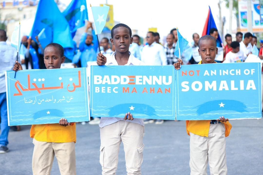 Hasanurkey's tweet photo. *Ethiopia indho la'aan ma ah
*Awood badeena ku qaadato malahan
*Tiro badnaan  bad ma keentee
*Dulaal dadkeena ka mid ah iney
*Ino soo adeegsato mooye dagaal ma awoodo
*Mid kula dhashoo beerkiisa bar  iibinaayo
*Baa nagu jiree badeenu iib ma aha
#Somalia #badeenuiibmaahan
#Mogadis https://t.co/4hHfckNfNd