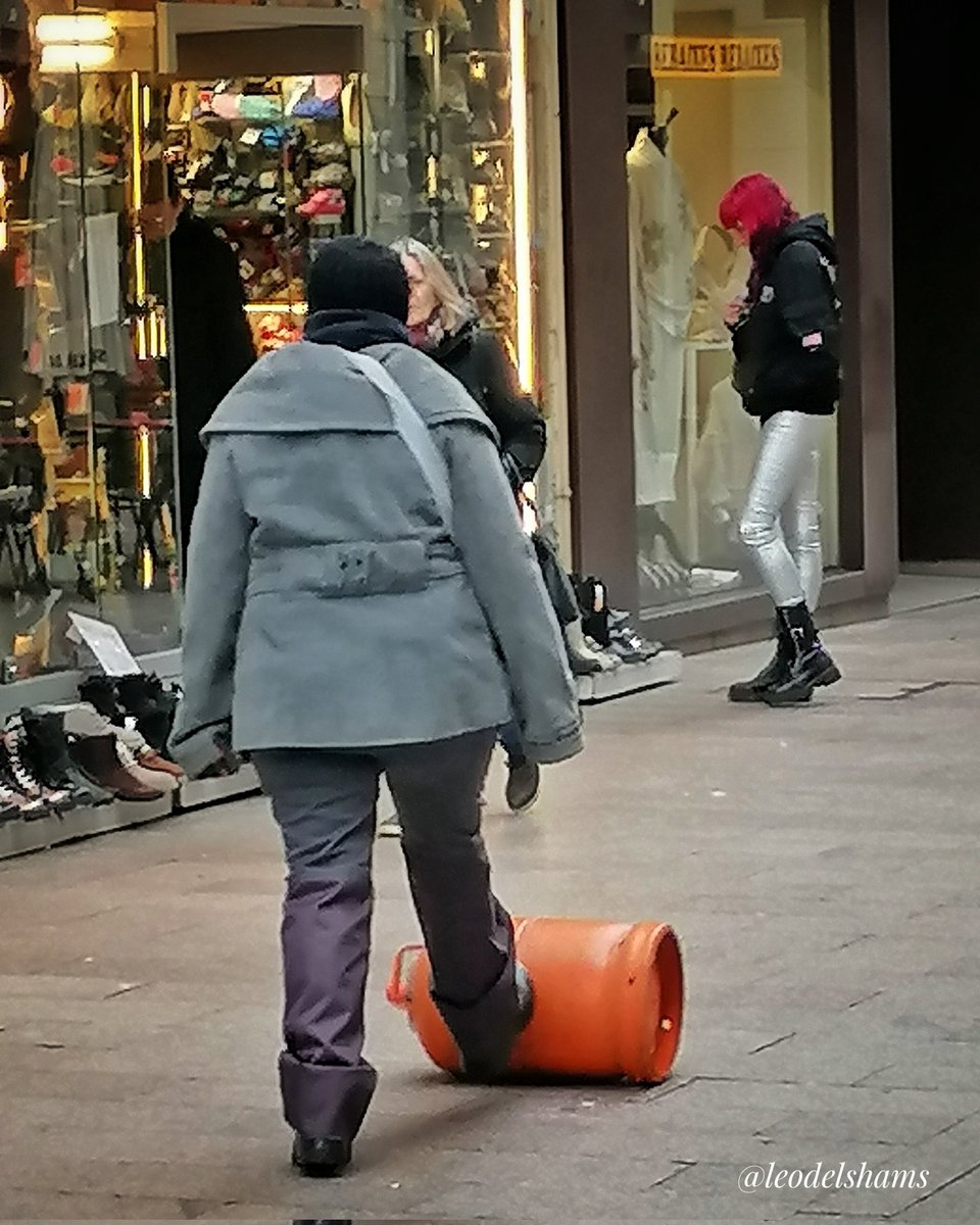 ldelshams's tweet image. #Lleida. Carrer Magdalena. Transport de bombona de butà a cops de peu!  #lleidatestimo. #testimolleida. #comparteixLleida. #butà. #LLEIDAcutre. #paerialleida. #turismedelleida. #total_lleida. #imatges_Lleida. #imatgesde_lleida. #raconsde_lleida. #arquitectura. #architecture.