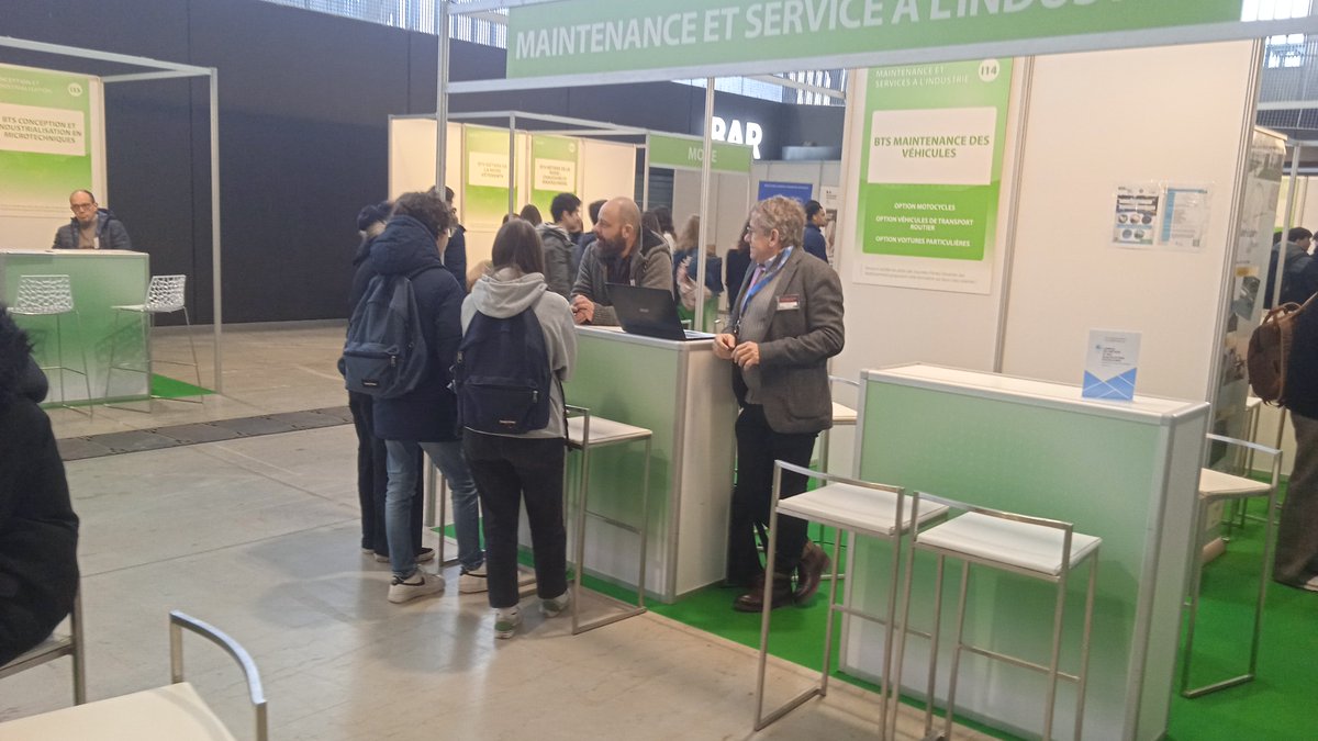 LPRolandGarros's tweet photo. Visite du salon Infosup ce matin par les élèves de Terminale du @LPRolandGarros 🧭 Un matinée pour échanger avec l'ensemble des formations post bac de l'académie https://t.co/e2uivVuNuJ