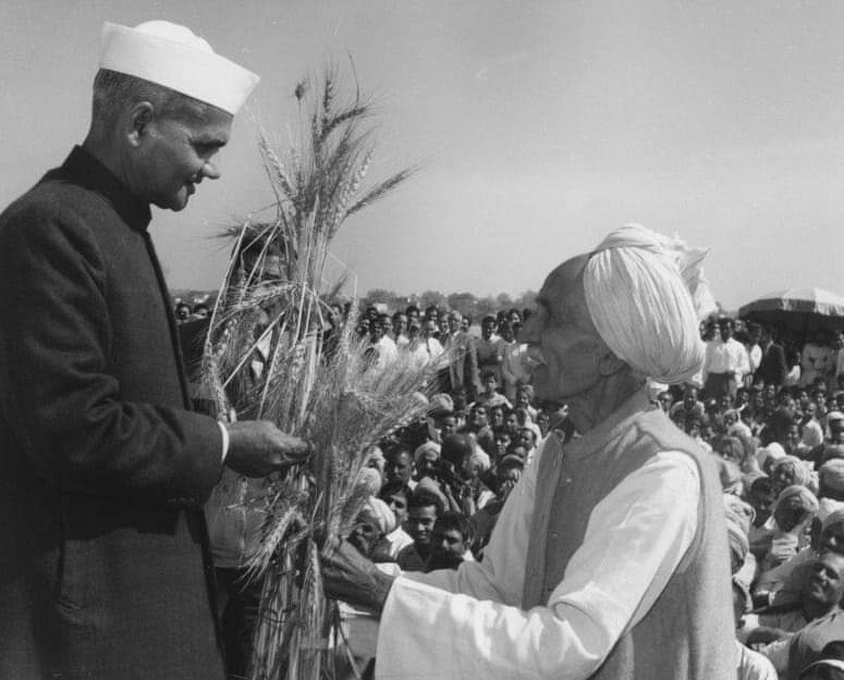 "जय जवान, जय किसान" का नारा बुलंद करने वाले भारत के पूर्व प्रधानमंत्री एवं भारत रत्न लाल बहादुर शास्त्री जी की
पुण्यतिथि पर नमन।
#जय_जवान_जय_किसान