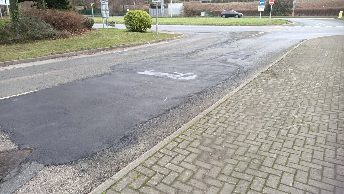 Ffyncwraig's tweet photo. The absolute state of this road repair at the junction into Flintshire Retail Park in #Fflint @FlintshireCC are you responsible for the repair? It'll need repairing again before long.
@Lemonswed4cawl https://t.co/bO3Z5nWBsO