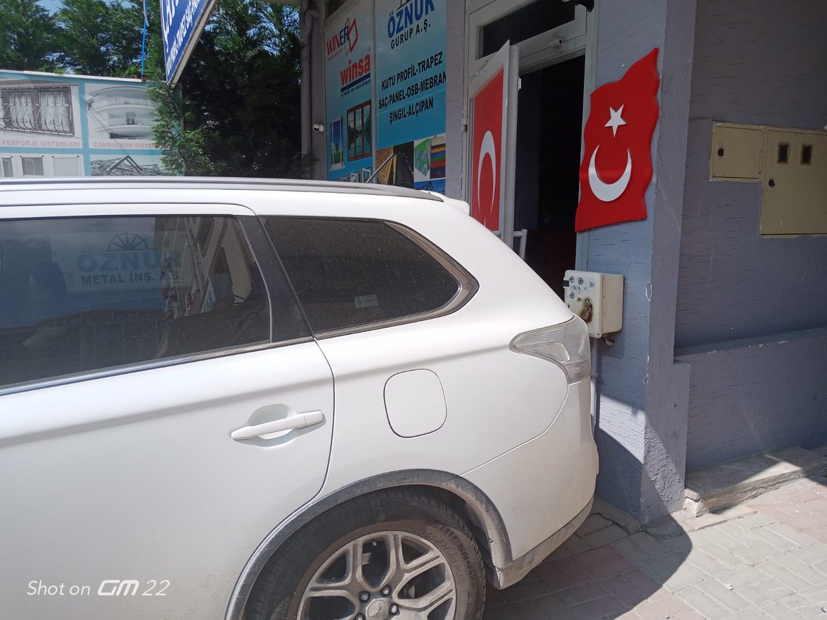 DernekBaskan's tweet photo. Kendi ofisimize giremiyoruz kasıtlı arac park eden komşum sayın #bakanim #Ali yerli kaya#karakola gittim olmadı 1 55 aradım olmadı trafiği çağırdım olmadı isterim hiremiyorum bu massil bir iştir .10 gündür iş yerim kapali https://t.co/lIunVd3tje