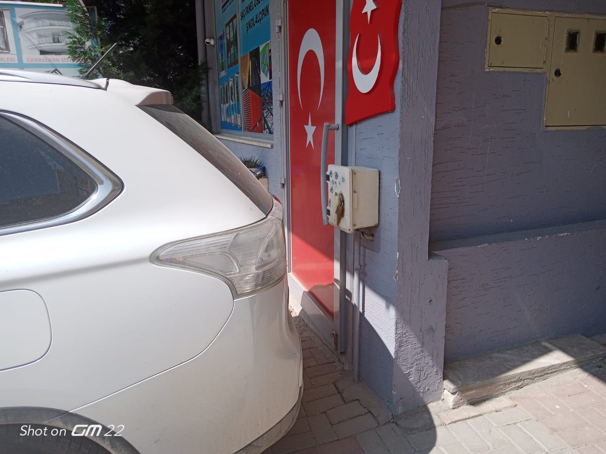 DernekBaskan's tweet photo. Kendi ofisimize giremiyoruz kasıtlı arac park eden komşum sayın #bakanim #Ali yerli kaya#karakola gittim olmadı 1 55 aradım olmadı trafiği çağırdım olmadı isterim hiremiyorum bu massil bir iştir .10 gündür iş yerim kapali https://t.co/lIunVd3tje