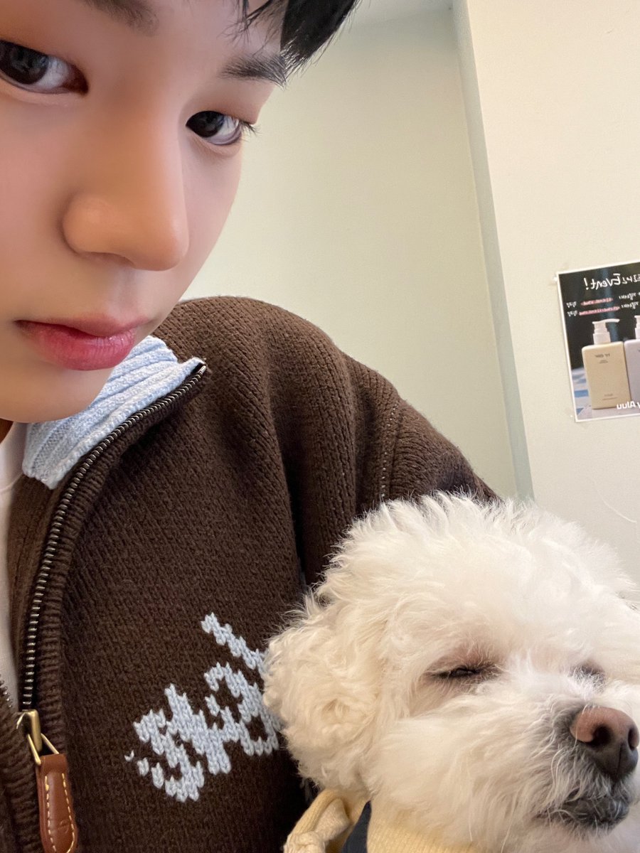kimdoor331's tweet photo. 이이게뭐야 내진짜힘들다 https://t.co/rmuFA8hYDK