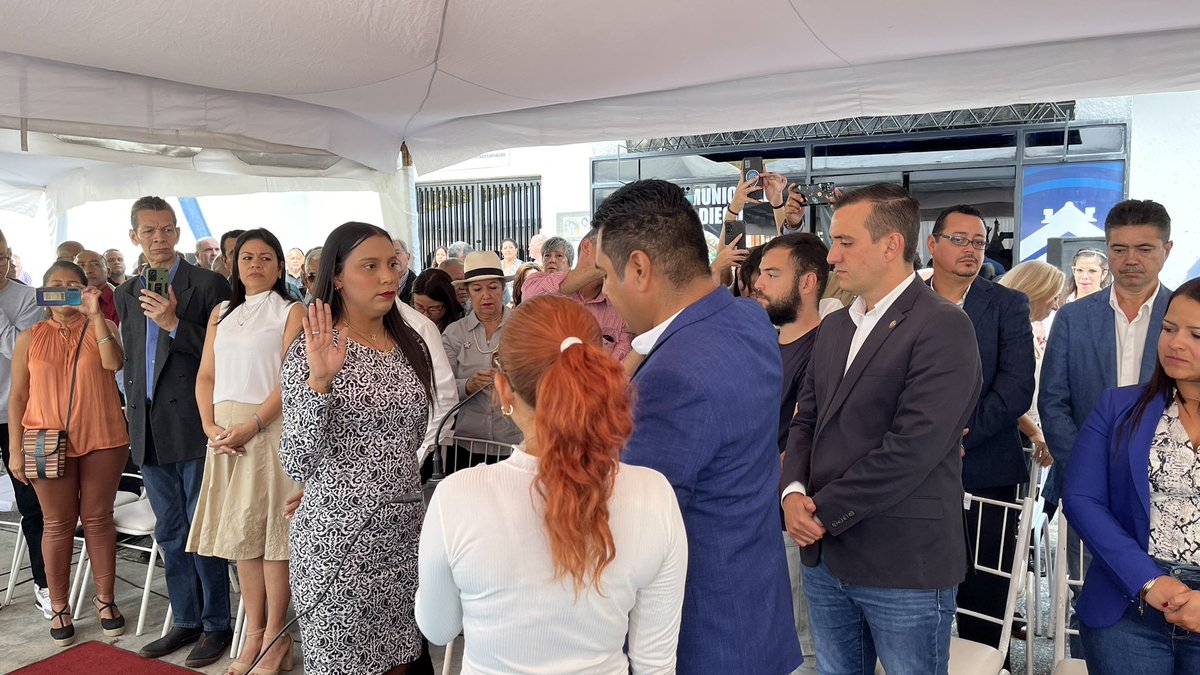 Hoy extiendo mis felicitaciones al concejal <a href="/angelunalira/">Angel Luna</a> nuevo presidente del <a href="/ConcejoSD/">Concejo Municipal de San Diego</a> para el periodo 2024. 

A <a href="/scaranovicentea/">@ScaranoVicenteA</a> como nuevo Vicepresidente, y a @escalantec1988 ratificada secretaria de esta ilustre cámara. 

Que los intereses por el bienestar de #SanDiego