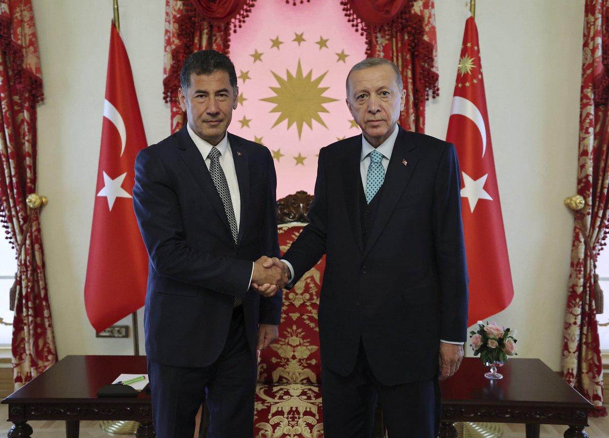 WHO18811938's tweet photo. Plana sadık kalıp cehennemin kapılarını açık tutmak için Erdoğan ile iş birliği yapan Sinan Oğan’ın Ankara’nın Gölbaşı ilçesindeki Ballıkpınar Mahallesinde seçimden sonra yaklaşık 30 milyon değerinde 6 dönüm arazi daha aldığı, bulunduğu bölgedeki arsaların planlarını hukuksuz bir şekilde değiştirdiği, karayollarına ait yolu da yaptırdığı kapıyla kapatıp zimmetine geçirdiği ortaya çıktı. @veryansintvcom
#cokusdonemi