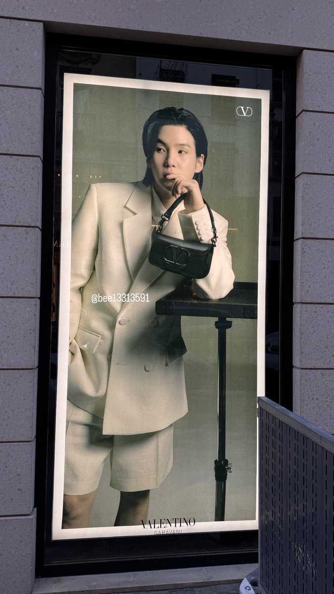 bee ⁷ ⦿ ☰ ☲ tweet media