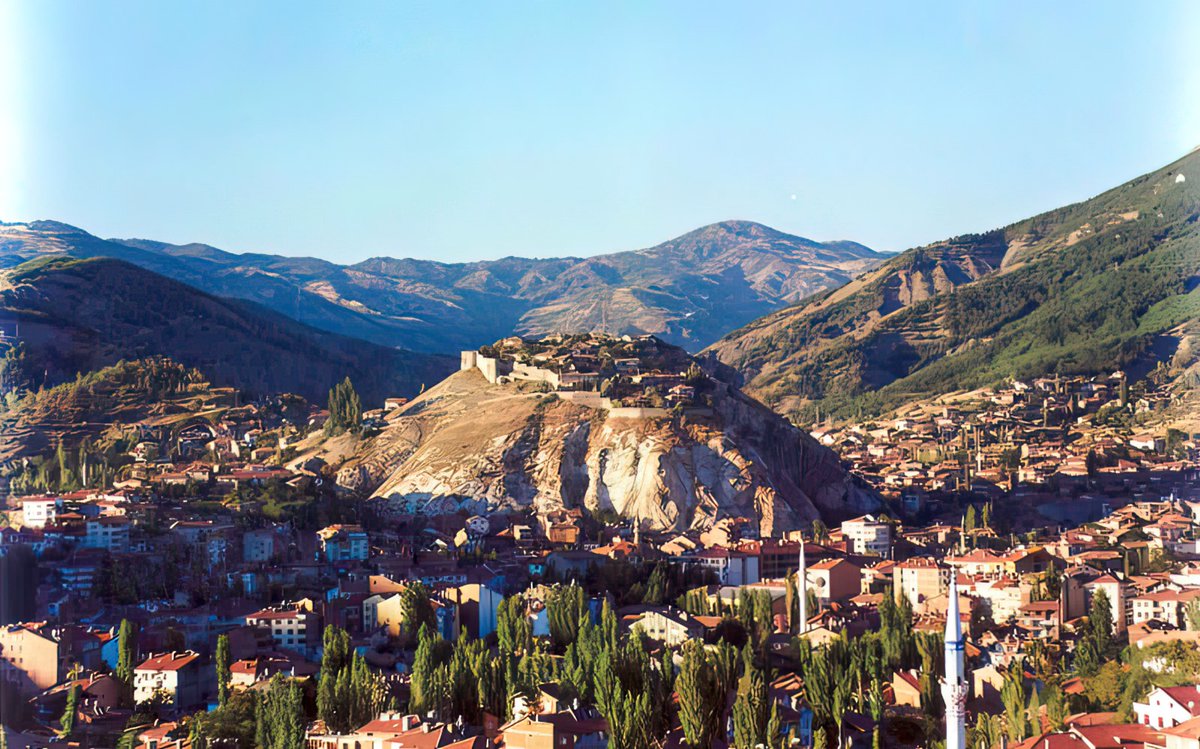 Allahım dünyaya nefis terbiyesi nasip et. Güç savaşlarının altında ezilen tüm çocukları kadınları yaşlıları merhametinle sar sarmala. İnsanlığa uhulet ve suhuletle yaşamı nasip et.Gönlümüzde yer alan her duâ, ömrümüzde hayra sebep olsun..
Regaip Kandilimiz kutlu olsun.