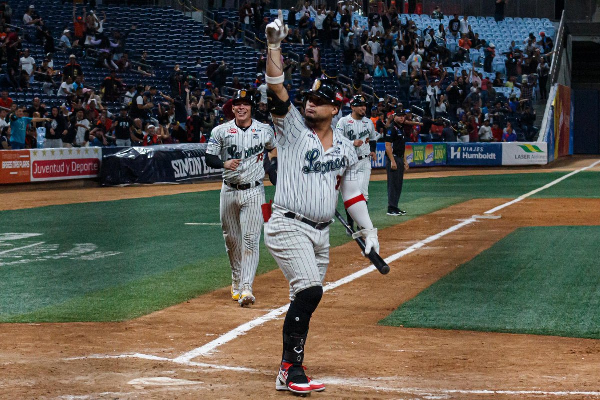 Soylegionario's tweet photo. ¿Y los Tiburones?

Cómodos en el 1° Lugar.
Le han ganado 5 seguidos al Caracas.
Les duele ver cuando batea Oswaldo.
Les duele ver que ganen los Leones.
Es falso que quieren enfrentar a su Bestia en la Final.

Ellos lo saben, al rival que menos quieren en la Final es al Caracas.😉 https://t.co/2faS7eG1gb