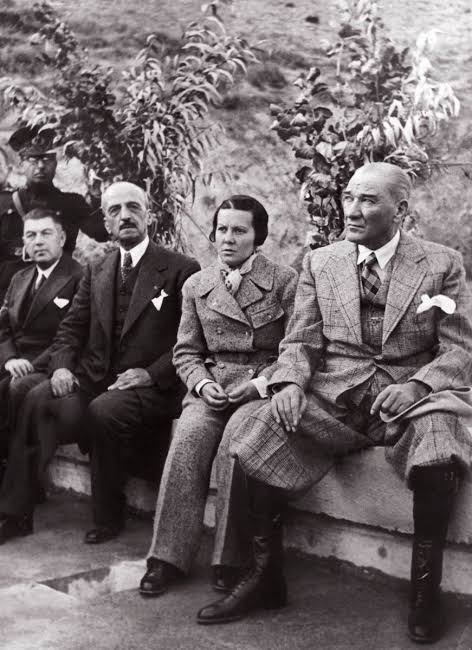SeyİT rızayı idam ettikten sonra Mustafa Kemal Paşa ve Sabiha Gökçen.
Singeç Köprüsü Tunceli (1937)