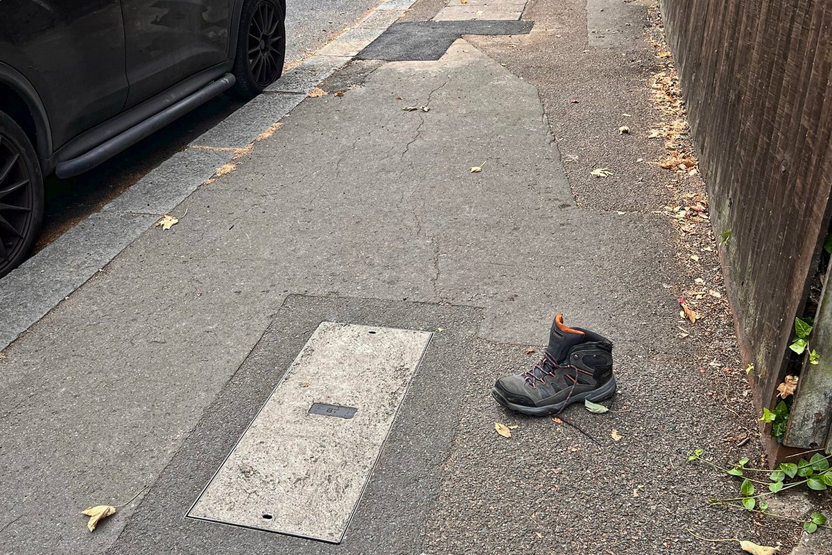 plw1053's tweet photo. Lost Soles, (series) as found.
#boatsthattweet #plw1053 #tenfiftythreeimages #lostsoles #asfound #photooftheday #PhotographyIsArt #abstractart #footwear @The_RPSLondon https://t.co/lwxB6xbA6J