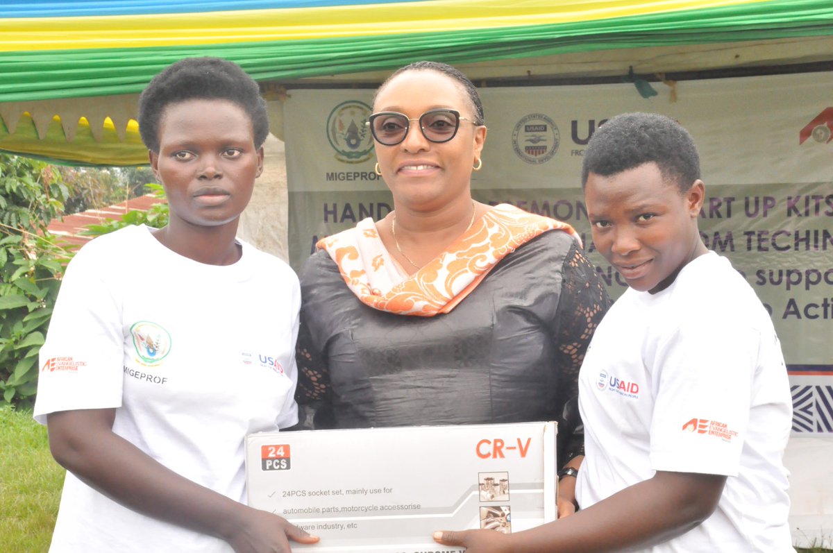 SectorMururu's tweet photo. Uyu munsi @SectorMururu @RusiziDistrict, Ministre @RwandaGender yifatanyije n' umuryango Igire ubaka Ejo mu bukangurambaga bwo kurwanya ihohoterwa rishingiye kugitsina, Gushyikiriza ibikoresho abangavu babyaye inda zidateganyijwe  bize imyuga inyuranye @RwandaWest @RwandaLocalGov https://t.co/zgAScLdqfH