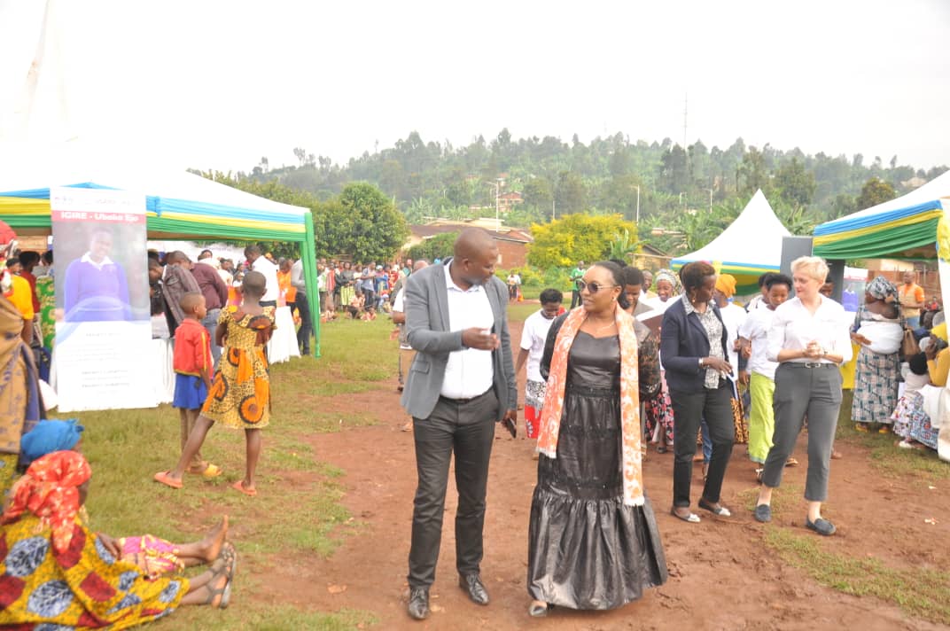 SectorMururu's tweet photo. Uyu munsi @SectorMururu @RusiziDistrict, Ministre @RwandaGender yifatanyije n' umuryango Igire ubaka Ejo mu bukangurambaga bwo kurwanya ihohoterwa rishingiye kugitsina, Gushyikiriza ibikoresho abangavu babyaye inda zidateganyijwe  bize imyuga inyuranye @RwandaWest @RwandaLocalGov https://t.co/zgAScLdqfH