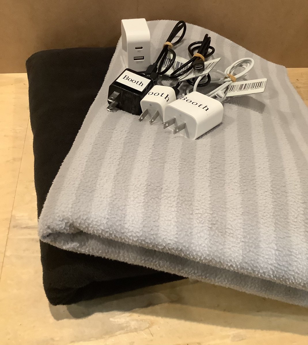 netcafe_Booth's tweet photo. 無料って…良い響きですよね…🆓

当店ではブランケットや充電器、ドライヤーやブラシなどを無料でレンタルしています‼️
宿泊の方でも、短時間利用の方でも必要な時にすぐ貸し出し🔜

Boothを利用の際はぜひフロントにお尋ね下さい✨
#インターネットカフェ #歌舞伎町 https://t.co/EHJlsBui7w