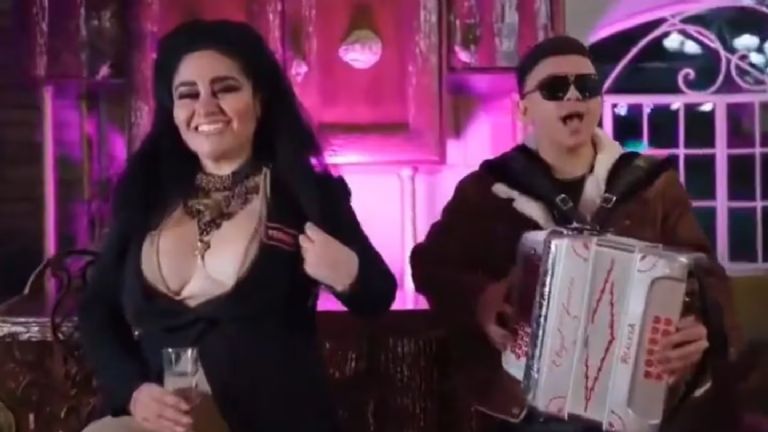 acueductoonline's tweet image. #Nacional | Cesan a secretaria de SSP por aparecer en corrido |

La decisión se tomó después de que #GeorginaTiscareño participara en un #videomusical donde se le ve #cantando y #bailando su propio #corrido

acueductoonline.com/cesan-a-secret…

#Viral #ULTIMAHORA #RedesSociales #Corridos