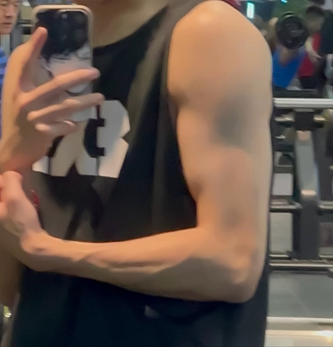 磊磊睡醒了 tweet media