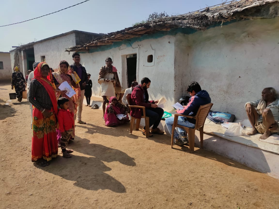 ProVidisha's tweet photo. पीएम जनमन (पीव्हीटीजी) मिशन तहत जिले की सिरोंज तहसील में सहरिया जनजाति वर्ग के घर-घर पहुंचकर जाति व जन्म प्रमाण पत्र बनाए जाने का कार्य करते हुए।
@PMOIndia
#Impowering
#Tribalsand
#TransformingIndia
#PMJANMAN https://t.co/sNzFc8OrXV
