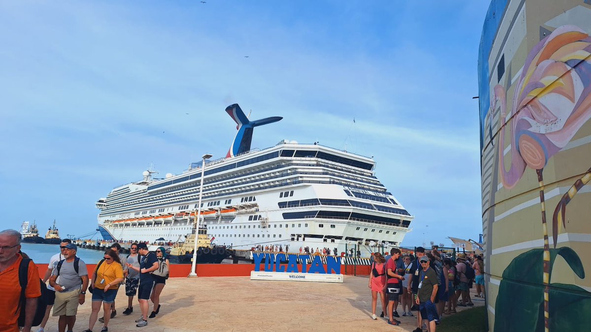 PuertosYucatan's tweet photo. Hoy jueves #PuertoProgreso amanece con arribo de #Crucero, el Carnival Valor atracó a las 7:41 hrs procedente de Cozumel y que zarpará a las 16:00 hrs a New Orleans; Trae 3,219 pasajeros y 1,118 tripulantes, un total de 4,337 visitantes.
#ASIPONAProgreso 
🌎🛳️⛱️ https://t.co/Lp07hvusoT