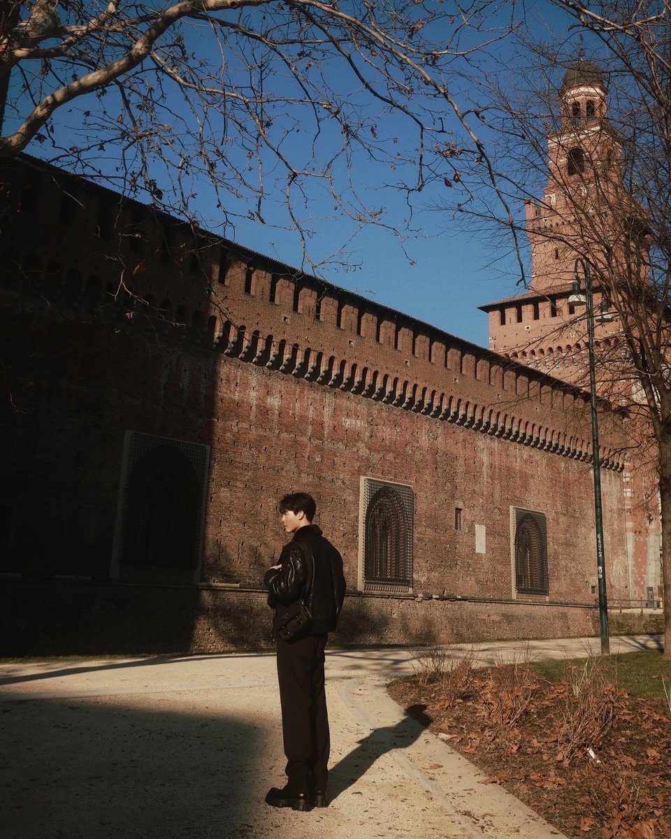 WinmetawinO's tweet photo. Strolling through the city @prada #prada

Ig winmetawin update

BA PRADA WIN in Milan 
#WINreadyforMilan 
#PradaFW24 @Prada 
#winmetawin @winmetawin https://t.co/gbfxqN3e5O