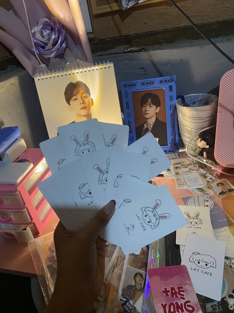 ohcaptainchirri's tweet photo. Collections of Cupsleeves and PC from @laycafe_snaps kulang pa po yaaan 😭 hindi ko na makita yung ibaaa pero grabeee ang saya mas madami pa yan kesa sa ipon kong pera HAHAHA Thank you so much @laycafe_snaps for having this througout the years! ❤️ https://t.co/hTqmVTMLK7
