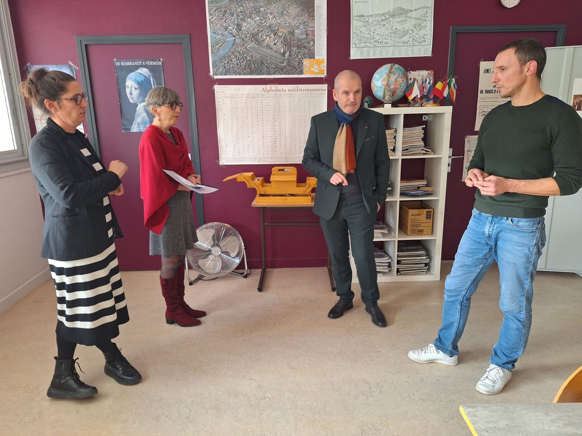 A Beaumont de Lomagne, le directeur académique <a href="/LeNormandCyril1/">Le Normand Cyril</a> s'est rendu au @Col_Despeyrous 
➡️ Présentation de la CHA #théâtre, la classe "Faire ma science" et le dispositif #ULIS
Des échanges animés avec une équipe dynamique et des élèves motivés
Belle continuation à tous